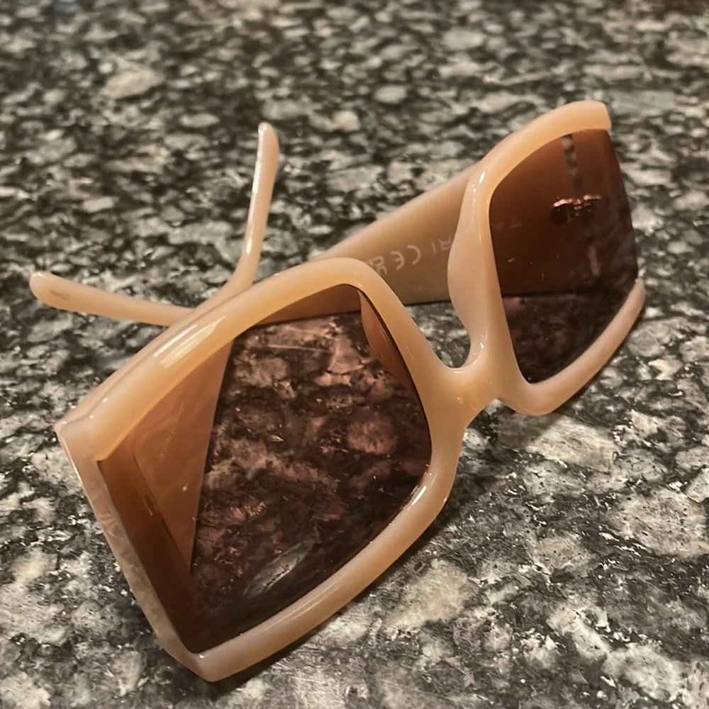 Vintage Tahari‎ shades